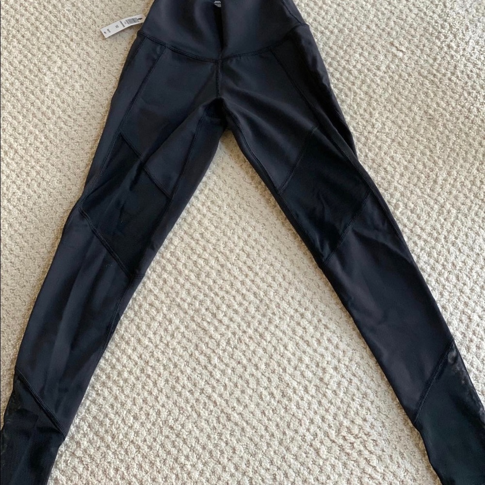 TNA *BRAND NWT* Legging in Black(not blue)